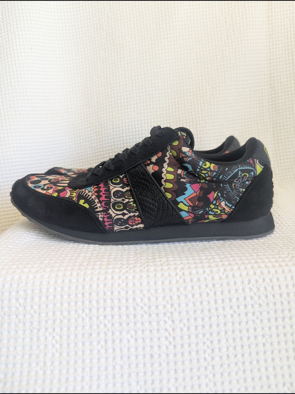Sakroots Funky Boho Black Multicolor Peace Patterned Sneakers Women's 7.5 NWOT